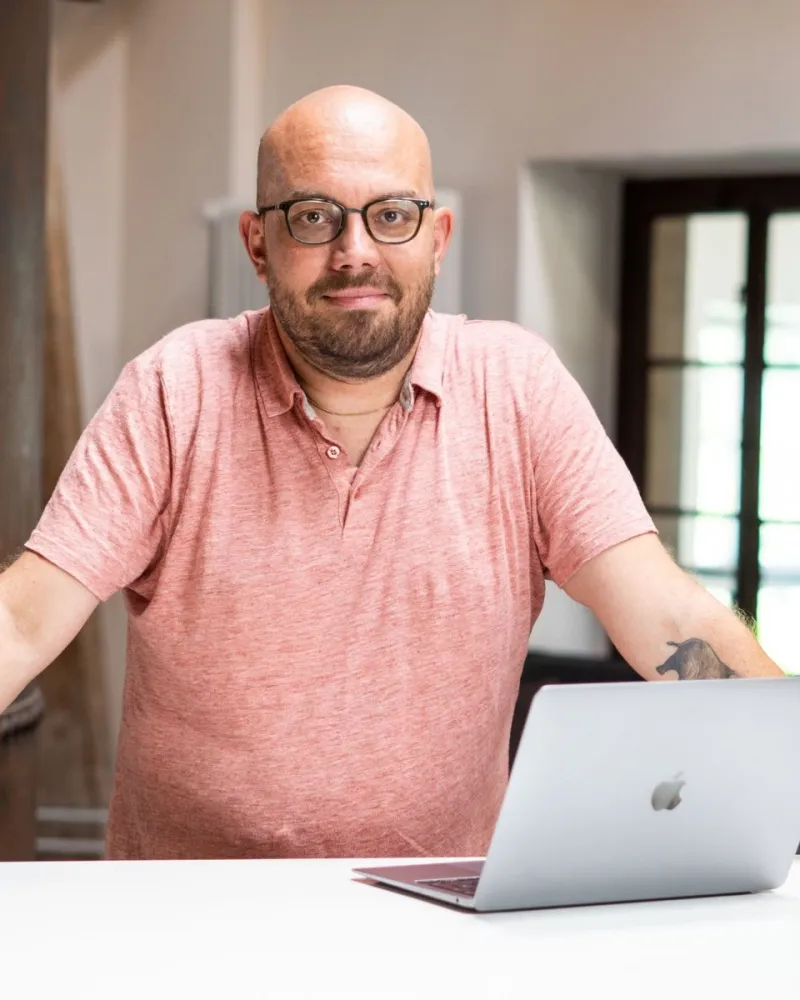 Pressefoto: Am Tisch mit Laptop